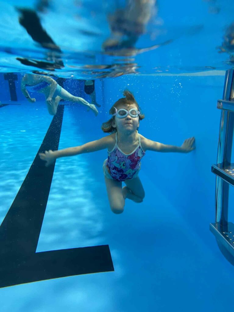 Baletnica w wodzie - nauka pływania